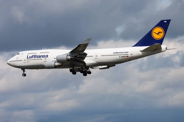 Lufthansa Boeing 747-400 D-ABVN avión de pasajeros aterrizaje en el aeropuerto de Frankfurt — Foto de Stock