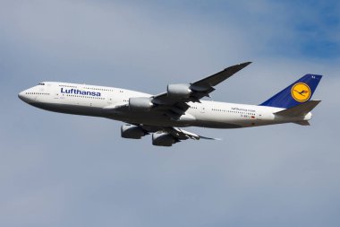 Frankfurt Havaalanı'nda Lufthansa Boeing 747-8 D-Abyj yolcu uçağı kalkış