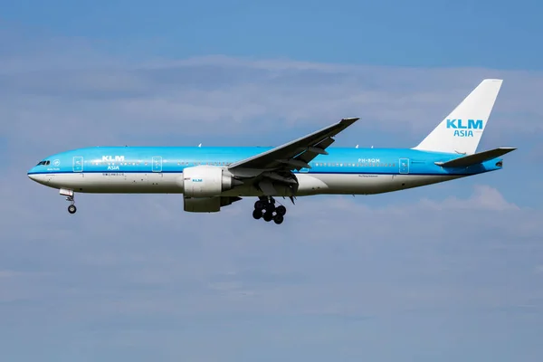 Le Boeing 777-200 PH-BQM de KLM Royal Dutch Airlines arrive et atterrit à l'aéroport d'Amsterdam Schipol — Photo
