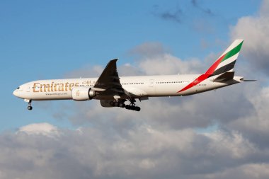 Emirates Airlines Boeing 777-300er A6-Ecm yolcu uçağı Frankfurt Havaalanı'na iniş
