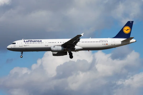 Avión de pasajeros Lufthansa Airbus A321 D-AISI aterrizando en el aeropuerto de Frankfurt — Foto de Stock