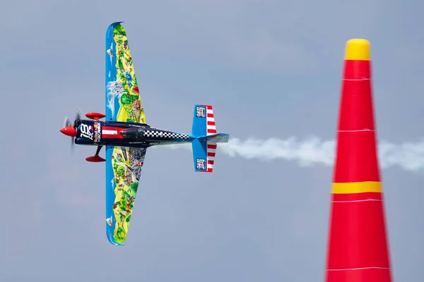 Peter kopfstein mit n513ag zivko edge 540 fliegen über den balaton bei zamardi city für red bull air race 2019 — Stockfoto