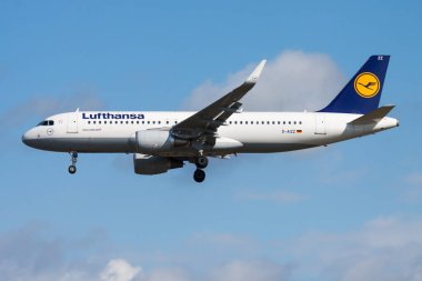 Lufthansa Airbus A320 D-Aizz yolcu uçağı Frankfurt havaalanına iniş