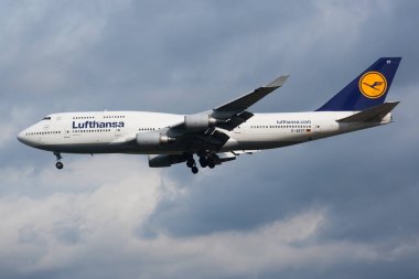Lufthansa Boeing 747-400 D-Abtf yolcu uçağı Frankfurt havaalanına iniş