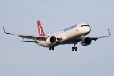 Türk Hava Yolları Airbus A321 Tc-Lsb yolcu uçağı İstanbul Atatürk Havalimanı'na iniş ve varış