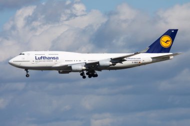 Lufthansa Boeing 747-400 D-Abvp yolcu uçağı Frankfurt havaalanına iniş