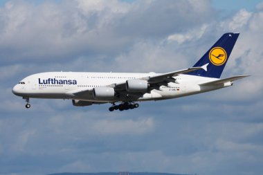 Lufthansa Airbus A380 D-Aiml yolcu uçağı Frankfurt havaalanına iniş