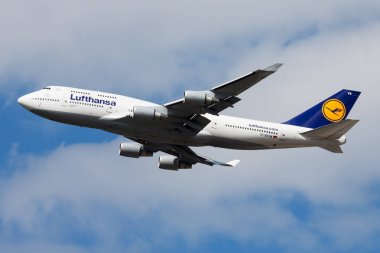 Frankfurt Havaalanı'nda Lufthansa Boeing 747-400 D-Abvw yolcu uçağı kalkış
