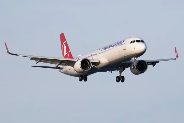 Turkish Airlines Airbus A321 TC-lsb passagiersvliegtuig aankomst en landing op Istanbul Ataturk Airport — Stockfoto