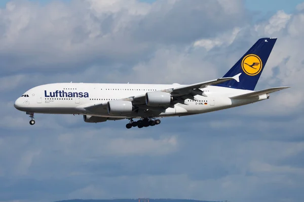 Avión de pasajeros Lufthansa Airbus A380 D-AIML aterrizando en el aeropuerto de Frankfurt — Foto de Stock