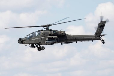 Hollanda Hava Kuvvetleri Boeing Ah-64d Apache Q-29 saldırı helikopteri Riat Royal International Air Tattoo 2018 airshow için varış ve iniş