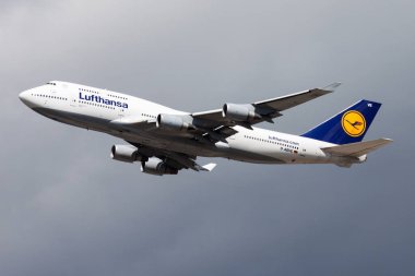 Frankfurt Havaalanı'nda Lufthansa Boeing 747-400 D-Abve yolcu uçağı kalkış