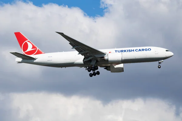 Turkse vracht Boeing 777-200 TC-Ljl Cargo plane landing op Istanbul Ataturk Airport — Stockfoto