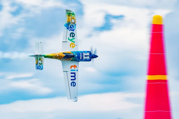 Міка Брагот з N540xs MXS-R пролетів над озером Балатон в місті Замарді для повітряних перегонів Red Bull 2019 — стокове фото