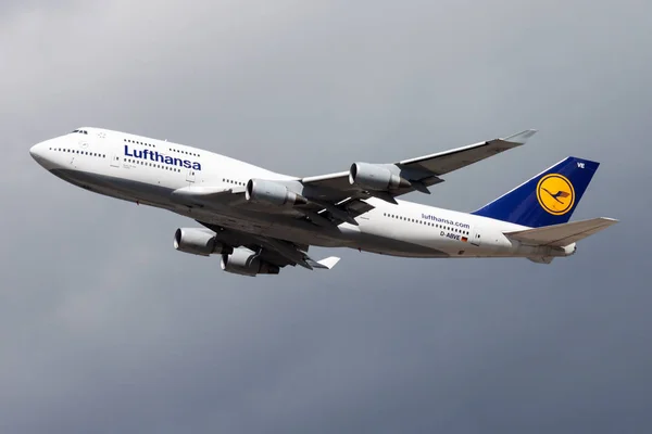 Départ de l'avion de passagers Lufthansa Boeing 747-400 D-ABVE à l'aéroport de Francfort — Photo