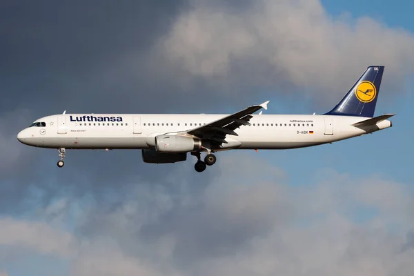 Avión de pasajeros Lufthansa Airbus A321 D-AIDK aterrizando en el aeropuerto de Frankfurt — Foto de Stock