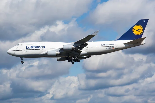 Lufthansa Boeing 747-400 D-Abtk utasszállító repülőgép leszállás a frankfurti repülőtéren — Stock Fotó