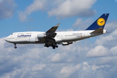 Lufthansa Boeing 747-400 D-Abvt yolcu uçağı Frankfurt havaalanına iniş