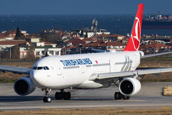 Turkish Airlines Airbus A330-300 TC-Jol passagiersvliegtuig vertrek op Istanbul Ataturk Airport — Stockfoto
