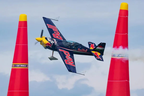 Peter besenyei mit n806cr corvus racer fliegen über den balaton in zamardi city für red bull air race 2019 — Stockfoto