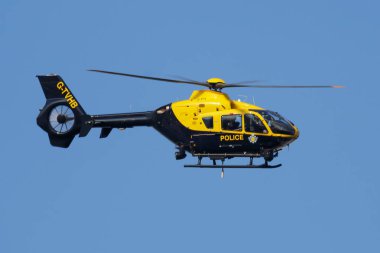 Metropolitan Polisi Eurocopter Ec-135 helikopteri Londra Heathrow Havaalanında uçuyor.