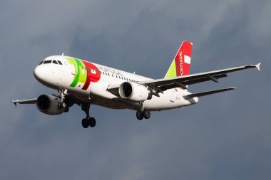Frankfurt Havalimanı 'nda AIR Portugal Airbus A319 CS-tti yolcu uçağı iniş seçeneğine dokunun