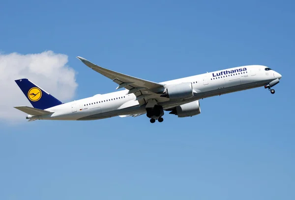 Lufthansa Airbus A350-900 D-AIXA yolcu uçağı Münih Havalimanı 'ndan kalkıyor.