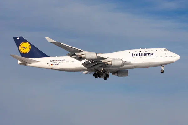 Lufthansa Boeing 747-400 D-Abvs επιβατικό αεροπλάνο προσγειώνεται στο αεροδρόμιο της Φρανκφούρτης — Φωτογραφία Αρχείου