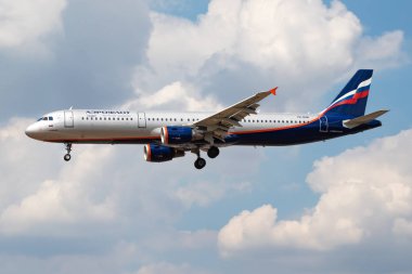 Aeroflot Airbus A321 Vq-Bhm yolcu uçağı Londra Heathrow Havaalanına iniyor.