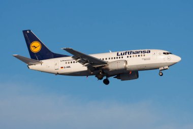 Lufthansa Boeing 737-500 D-Abil yolcu uçağı Frankfurt Havaalanına iniyor.