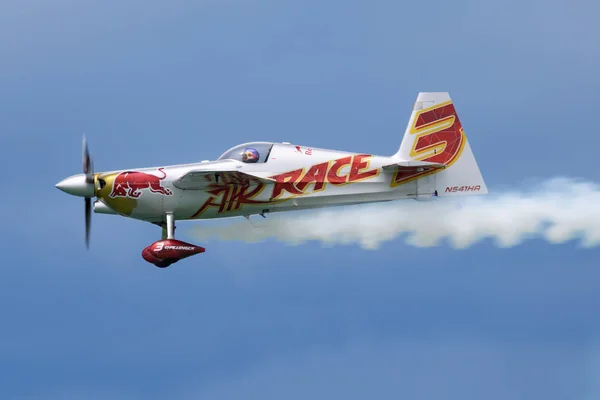 红牛航空比赛 2019 挑战者级 Zivko 边缘 540 飞机在巴拉顿湖在扎马尔迪市 — 图库照片