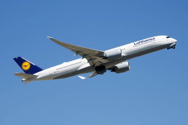 Lufthansa Airbus A350-900 D-Aixb yolcu uçağı Münih Havaalanı 'ndan kalkıyor.