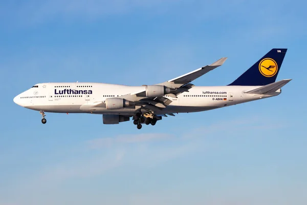 Lufthansa Boeing 747-400 D-Abvn utasszállító repülőgép leszállás a frankfurti repülőtéren — Stock Fotó