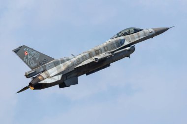 Radom, Polonya - 24 Ağustos 2023: Polonya Hava Kuvvetleri Lockheed F-16 Falcon savaş uçağı uçuşu. Havacılık ve askeri uçak.