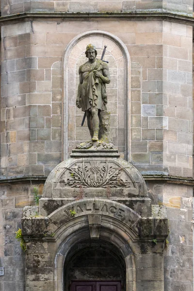 Historisch gebouw met standbeeld van William Wallace in Stirling Rechtenvrije Stockfoto's