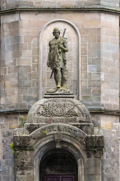 Historisk byggnad med William Wallace staty i Stirling Royaltyfria Stockfoton