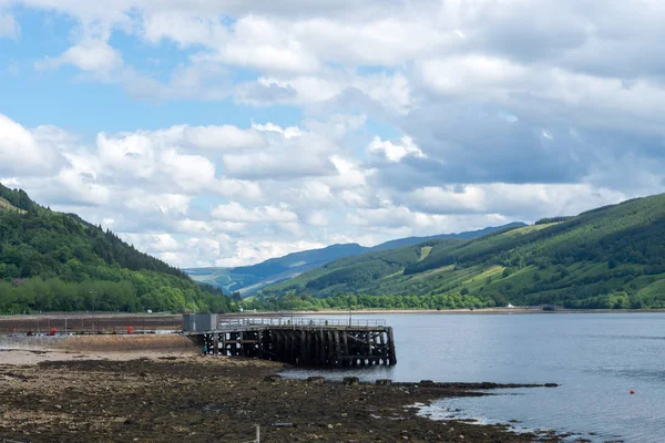 Loch Fyne med höglandet och piren i Inveraray, Skottland Stockbild