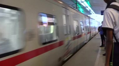 Kedah, Malezya-14-06-2019: Tren geliş iken cep telefonu ile tren yolcu.