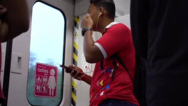 Kedah Malaisie 2019 Homme Qui Regarde Téléphone Portable Alors Dirige — Video