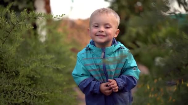 Kleine Jongen Glimlacht Met Zijn Macht Grimaces Camera — Stockvideo