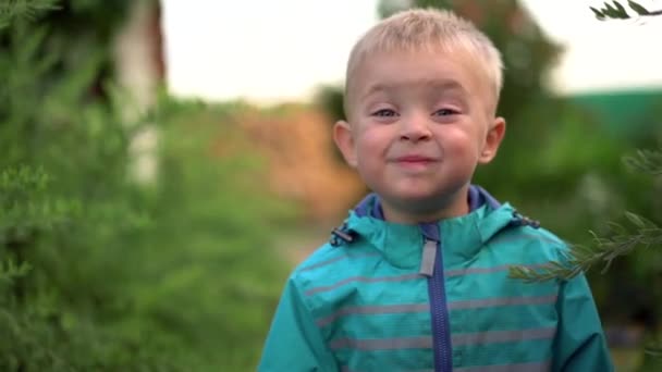 Küçük Çocuk Kamera Tüm Kudret Grimaces Ile Gülümsüyor — Stok video