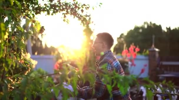 Хлопець Грає Дитиною Кидає Ловить Заході Сонця — стокове відео