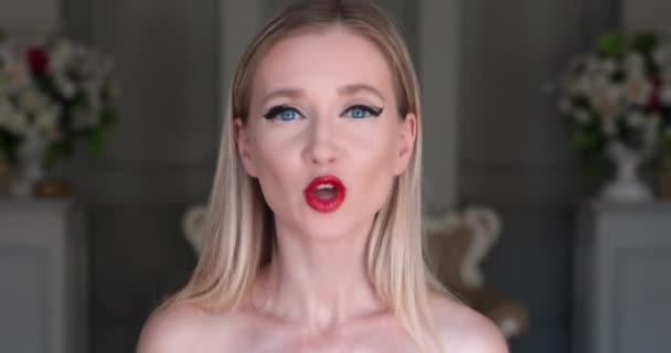 Blond Flicka Stort Porträtt Med Ljusa Röda Läppar Asymmetriska Pilar — Stockvideo
