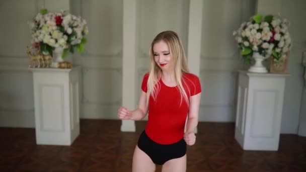 一个红色的嘴唇女孩 在红色和黑色的体衣跳舞 — 图库视频影像