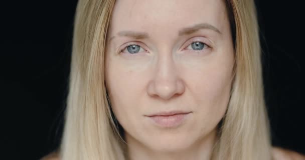 Nahaufnahme Des Gesichts Eines Blonden Mädchens Mit Natürlicher Schönheit Und — Stockvideo