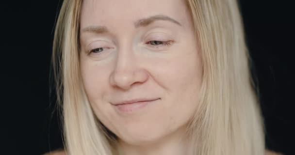 Крупный План Лица Блондинки Природной Красотой Макияжа — стоковое видео