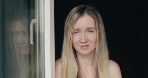 Zblízka Tváři Blondýny Dívka Přírodní Krásou Bez Make Upu — Stock video