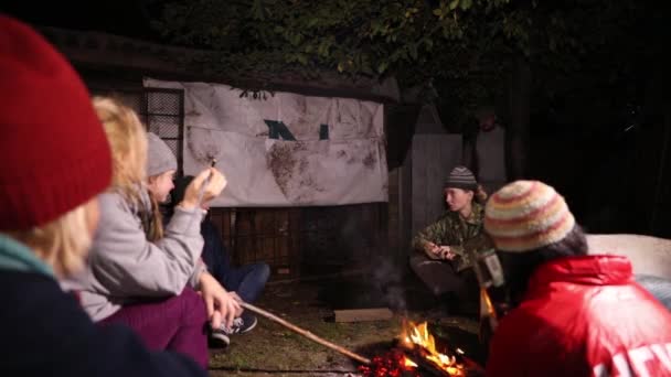 Bir Grup Kötü Giyimli Insan Evsiz Insanlar Gece Ateşin Etrafında — Stok video