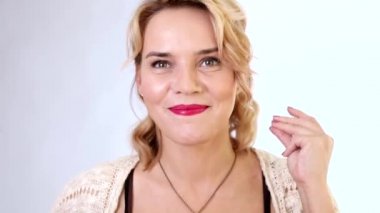 Aktif yüz ifadeleri olan beyaz arka planda bir kızın portresi