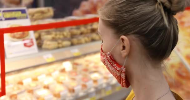 Fille Masquée Sur Visage Dans Magasin — Video